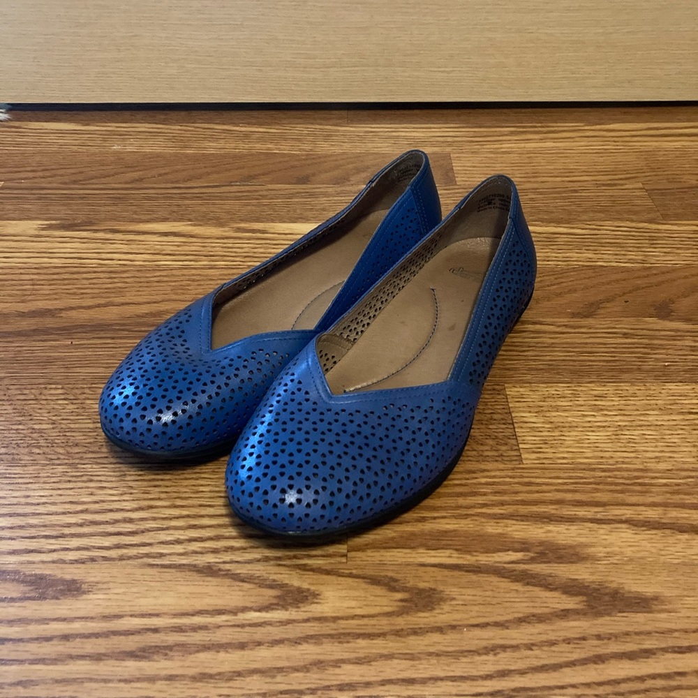 Dansko Sz 41 Blue Eyelet Flats